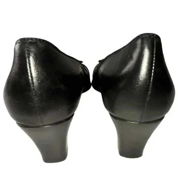 St. John Women’s Black Gold Buckle Classic Elegant Pumps‎ Size 5.5 - Picture 4 of 7